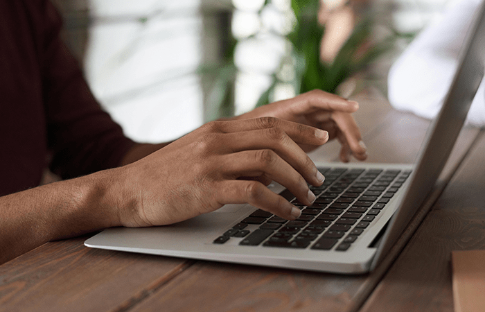 Personne écrivant sur un clavier d'ordinateur