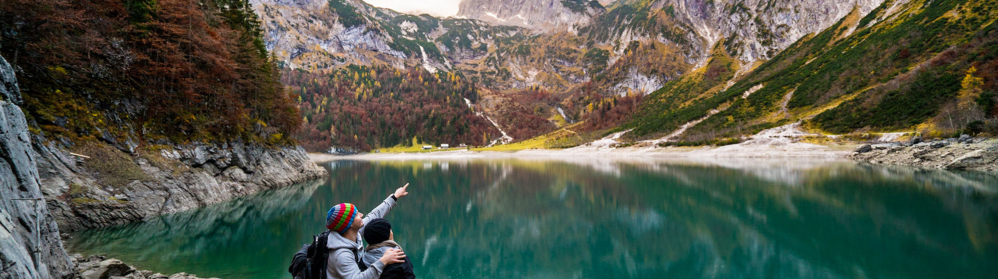 Randonneurs près d'un lac de montagne bleu