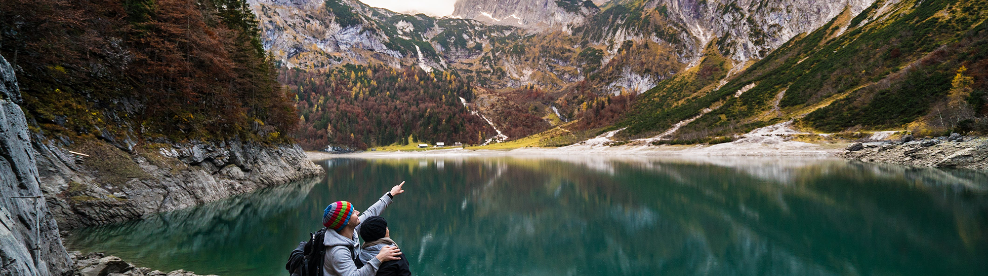 Randonneurs près d'un lac de montagne bleu